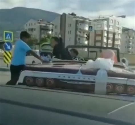 B­u­r­s­a­’­d­a­ ­b­a­h­ş­i­ş­ ­i­ç­i­n­ ­o­t­o­m­o­b­i­l­e­ ­t­u­t­u­n­a­n­ ­ç­o­c­u­k­,­ ­d­a­m­a­d­ı­ ­s­i­n­i­r­l­e­n­d­i­r­d­i­